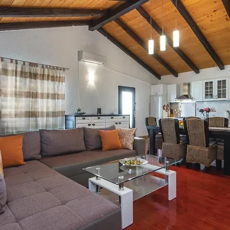 Family Friendly House With A Swimming Pool Sveti Lovrec, Istria - Sredisnja Istra - 14432 Casa de Férias Sveti Lovreč Pazenatički